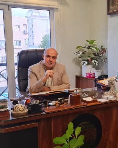اسماعیل صفری لوکلایه، وکیل پایه یک دادگستری، در دفتر وکالت لاهیجان